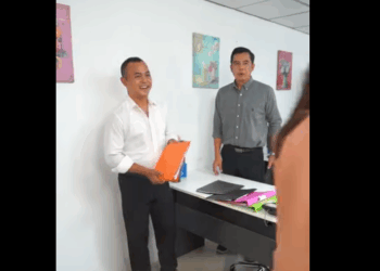 G1108005 พาผู้หญิงมานัวเนียในบ้าน เมียไม่ว่าอะไรเหรอ part2