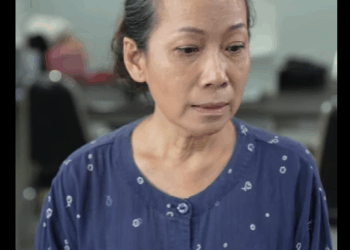 G2111006 ป้าแก่ๆ ป่วยขนาดนี้  ยังส่งอาหารมาให้ลูกทุกวันอีก part2