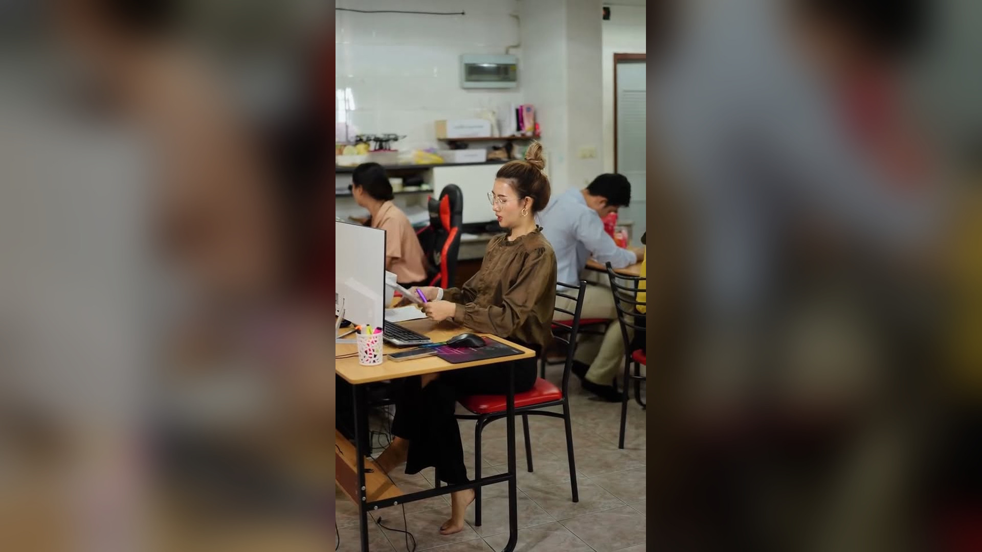 G2703042 แจกโบน สให พน กงาน แต ไม แจกให พน กงานฝ กงาน part2 | Películas en 3 Minutos